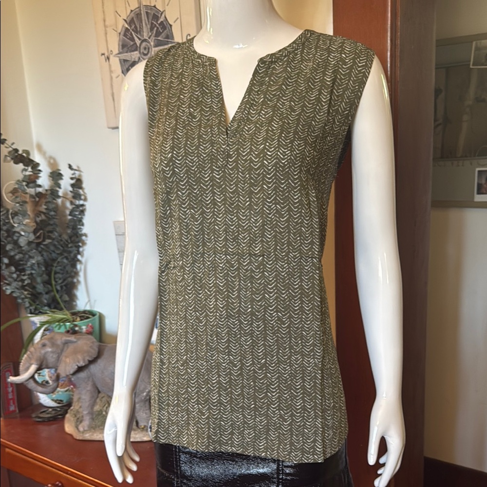 NWT Eddie Bauer size small Light summery Olive Green Sleeveless Top